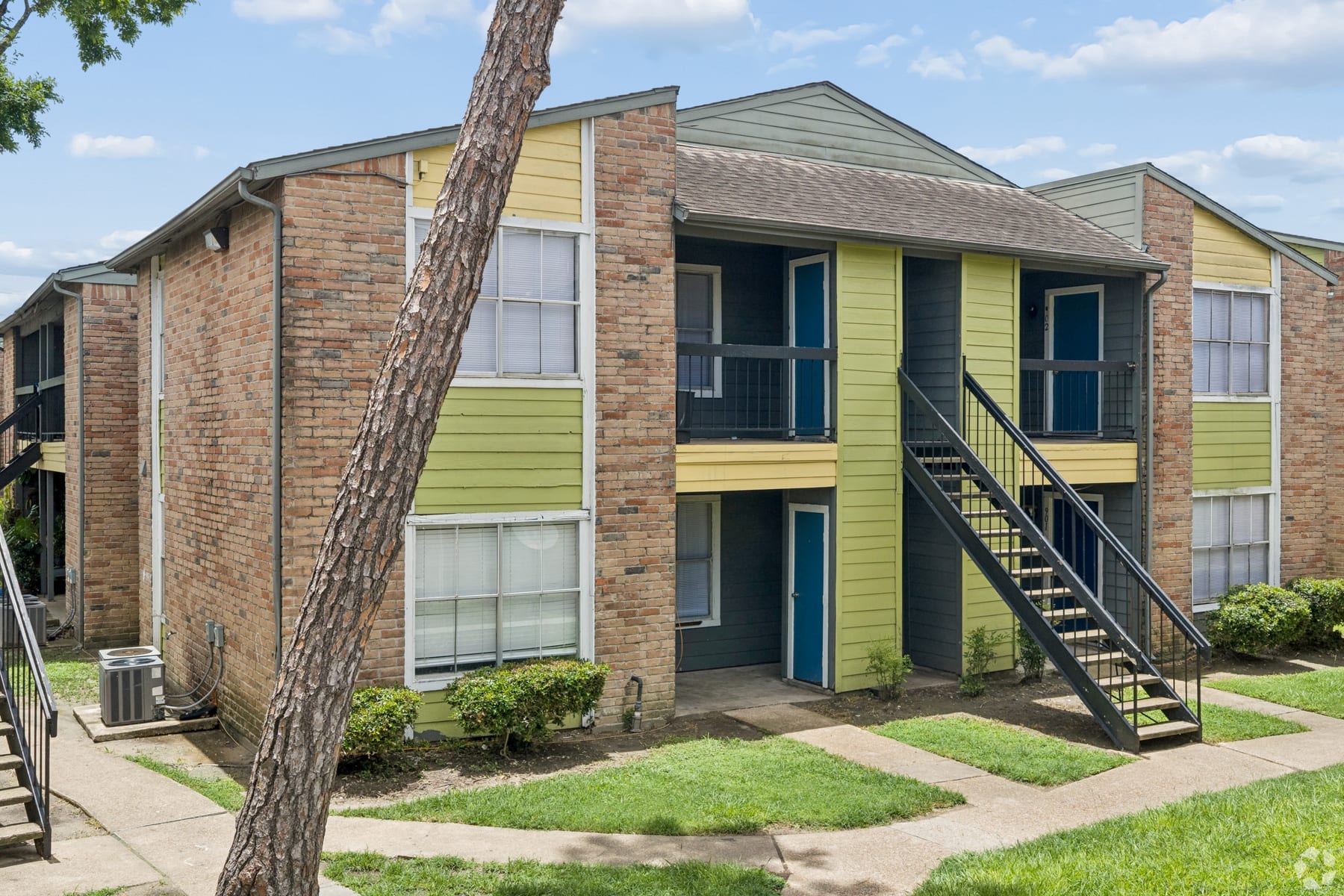 Tree-lined grounds at Parkside North Apartments