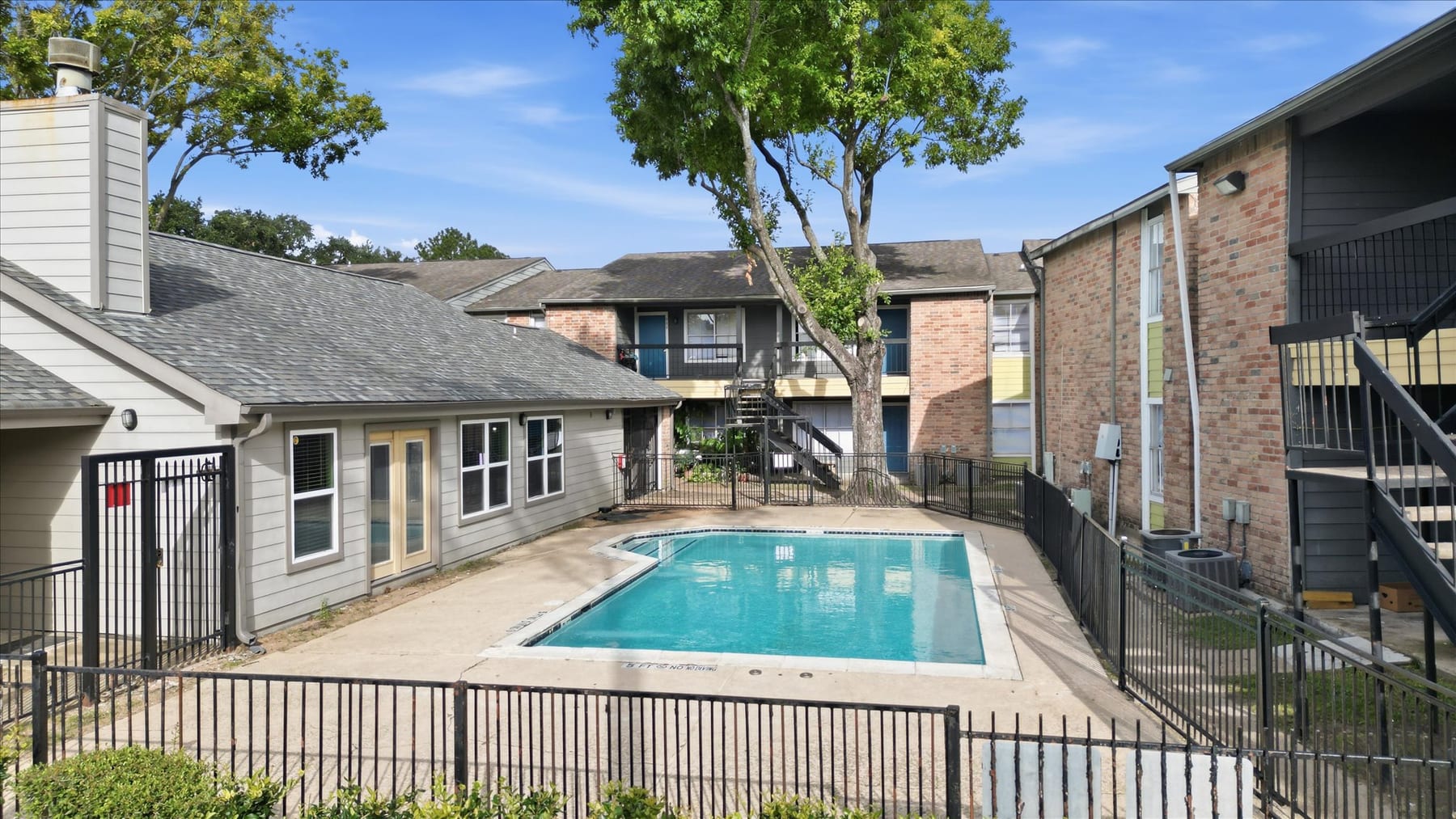 Courtyard pool at Parkside North Apartments