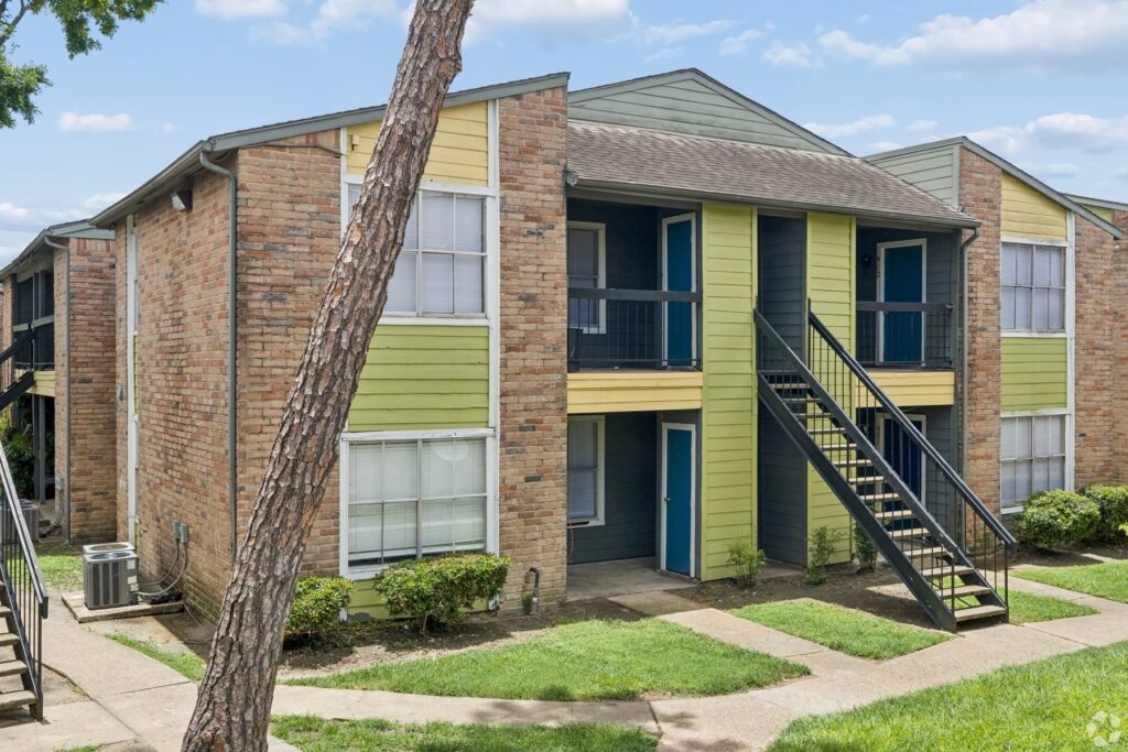 Tree-lined grounds and walkways at Parkside North Apartments